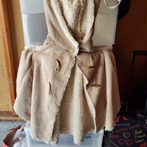 Super soft and warm sleeveless Pancho feminine